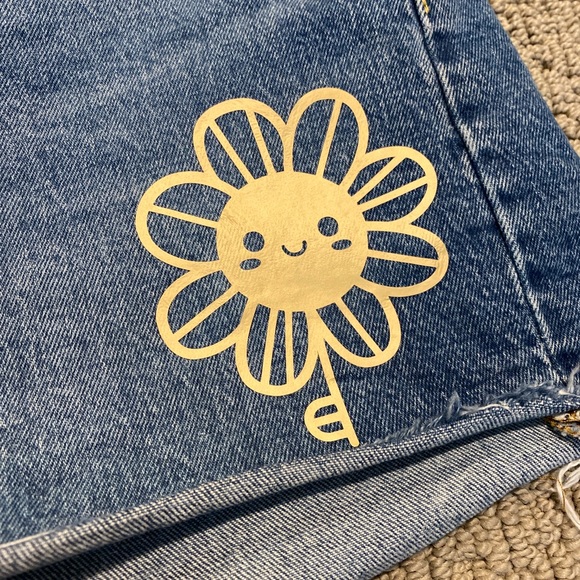 Custom Flower Levi’s 501 Shorts - Picture 2 of 3